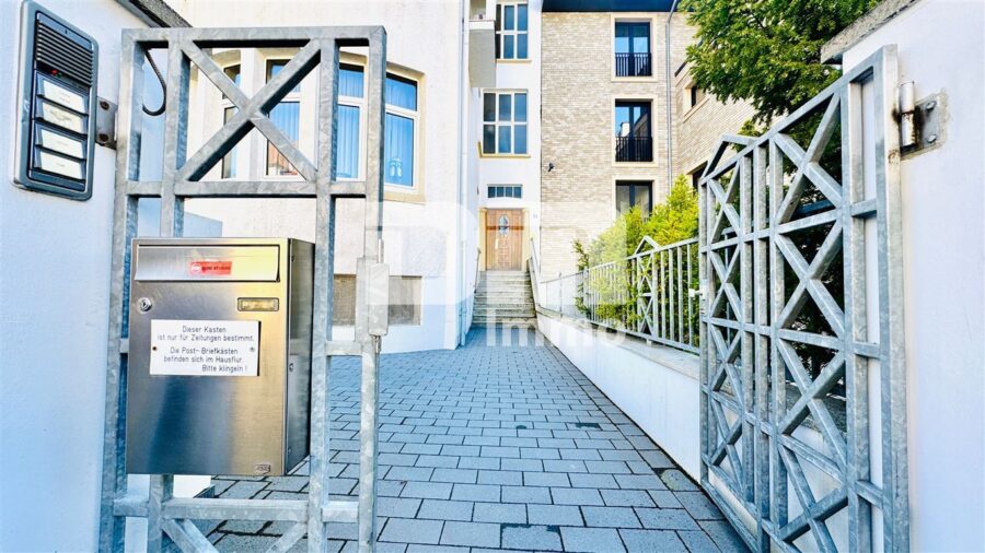 Hochwertige 5-Zi Wohnung in Traumlage mit Balkon in gepflegter Jugendstil-Villa + Panoramablick - Eingangstor Grundstück